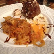 Каре ягненка с брынзой и тушеной квашеной капустой