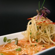 Карпаччо из филе лосося в имбирном маринаде с лапшой из дайкона