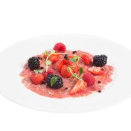 Карпаччо из говядины с клубникой и «черным жемчугом»
