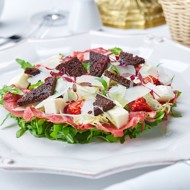 Карпаччо из говядины с моцареллой и артишоками