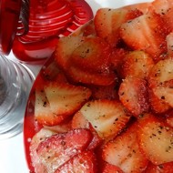 Карпаччо из клубники, лососины, грибов и копченого сыра скаморца