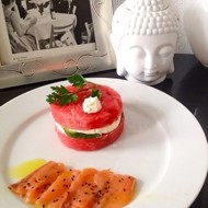 Карпаччо из лосося с арбузом и авокадо