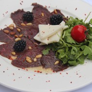 Карпаччо из северного оленя с козьим сыром и рукколой