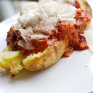 Картофель печеный в мундире, с соусом