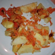 Картофель по-деревенски с яблоками и морковью