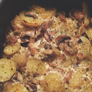 Картофель с грибами в сливках и зеленью