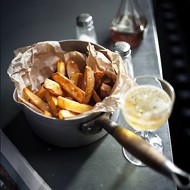 Картофель с соусом дзадзики и морской солью