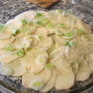 Картофель со сливочным маслом и чесноком в микроволновке