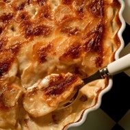 Картофельная запеканка с беконом и луком