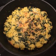 Картофельная запеканка с чесноком и шпинатом