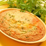 Картофельная запеканка с курицей, грибами и зеленым горошком