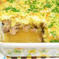 Картофельная запеканка с печенкой, тушеной в белом вине, и орехами