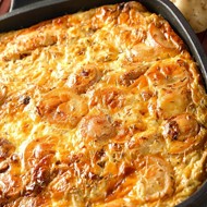 Картофельная запеканка с соленым огурцом