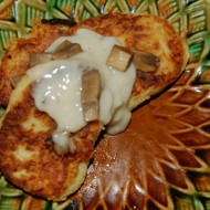 Картофельные котлеты с молочно-грибным соусом