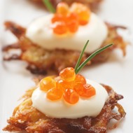 Картофельные латкес с йогуртом и красной икрой