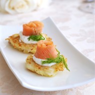 Картофельные латкес с копченым лососем, икрой и кремом-фреш с эстрагоном