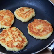 Картофельные оладьи с грюйером