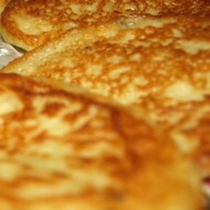 Картофельные оладьи с луком и сметанным соусом