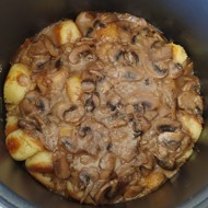 Картофельные тефтели под грибным соусом