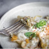 Картофельные вареники с тушеными овощами