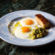 Картофельный гратен со сладким кремом из авокадо и яичницей