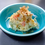 Картофельный салат с беконом и стружкой бонито