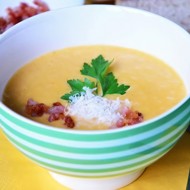 Картофельный суп с копченым беконом и крапивой