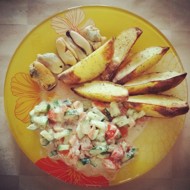 Картошка по-деревенски с сырным соусом