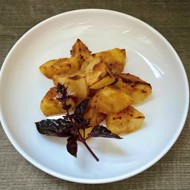 Картошка с соусом из томатов и базилика