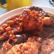 Касуле из баклажанов и кебабов под винно-овощным соусом