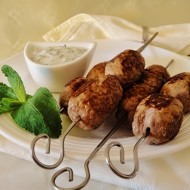 Кефта из ягненка с йогуртовым соусом