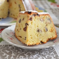 Кекс на кефире с изюмом и орехами