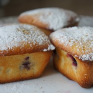 Кекс с черной смородиной и лимонной цедрой