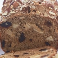 Кекс с сушеными яблоками, вишней и миндалем