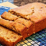 Кекс с вареньем и сметаной