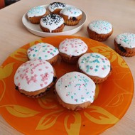 Кексы с черникой и глазурью