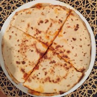 Кесадилья с курицей и чеддером