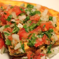 Кесадилья с курицей и пико де гайо