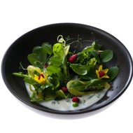 Кейл с острым перцем, зеленым горошком и соусом из ряженки