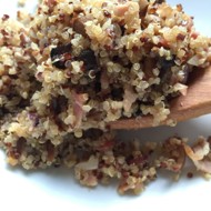 Киноа с беконом, грибами и креольскими специями