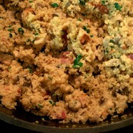 Киноа с беконом и грибами