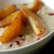 Киноа с вяленой клюквой и грушевым соте