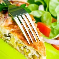 Киш с черемшой и козьим сыром