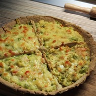 Киш с королевскими креветками и цукини