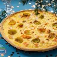 Киш с красной рыбой, креветками и луком-пореем