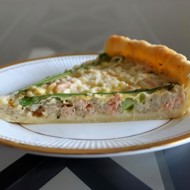 Киш с рисом, лососем и спаржей