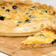 Киш с тунцом, томатами и оливками