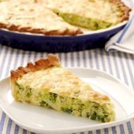 Киш со спаржей, луком-пореем и грюйером