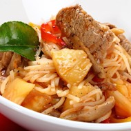 Кисло-сладкая телятина с грибами вешенками, перцем и ананасами