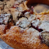 Клафути с вишней, клубникой и мороженым